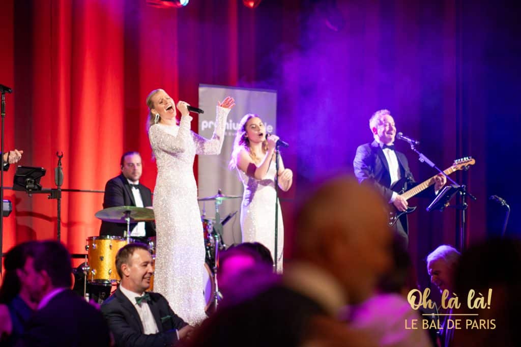Band spielt auf Bühne