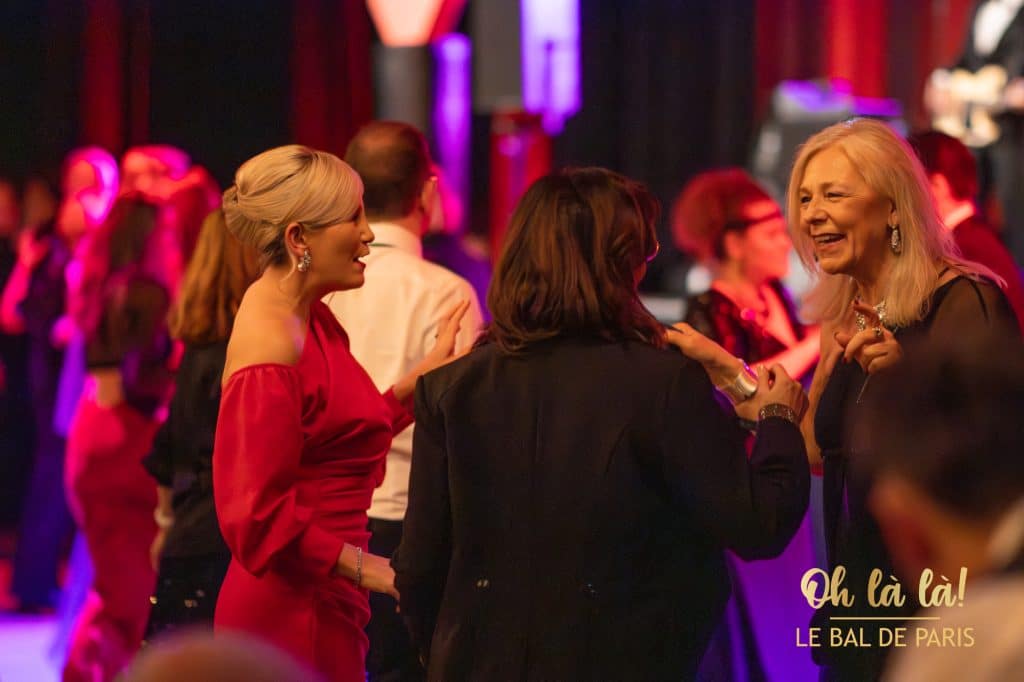 Frauen tanzen auf Party