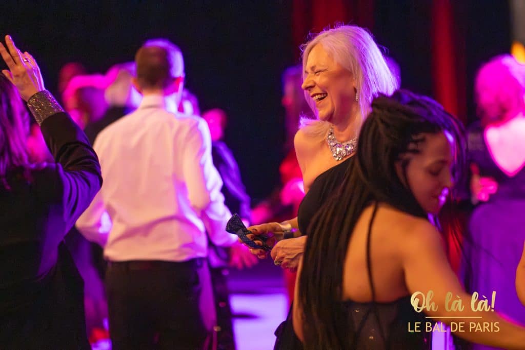 Lachende Menschen tanzen auf Party