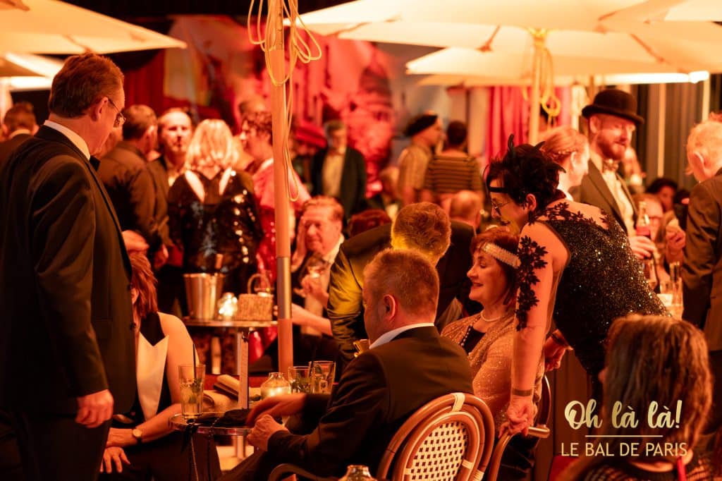 Leute tanzen im Ballhaus