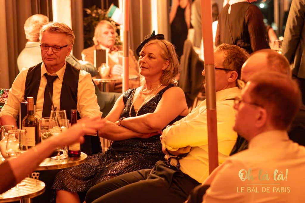 Feiernde Menschen bei "Le Bal de Paris"