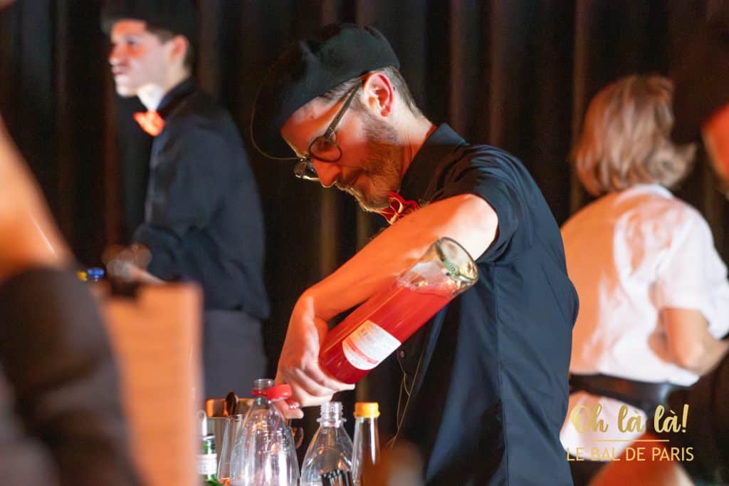 Barkeeper mixt Getränk