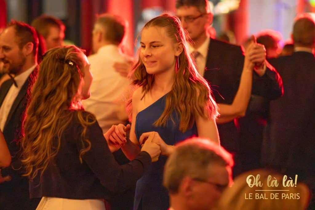 Paare tanzen auf Ball