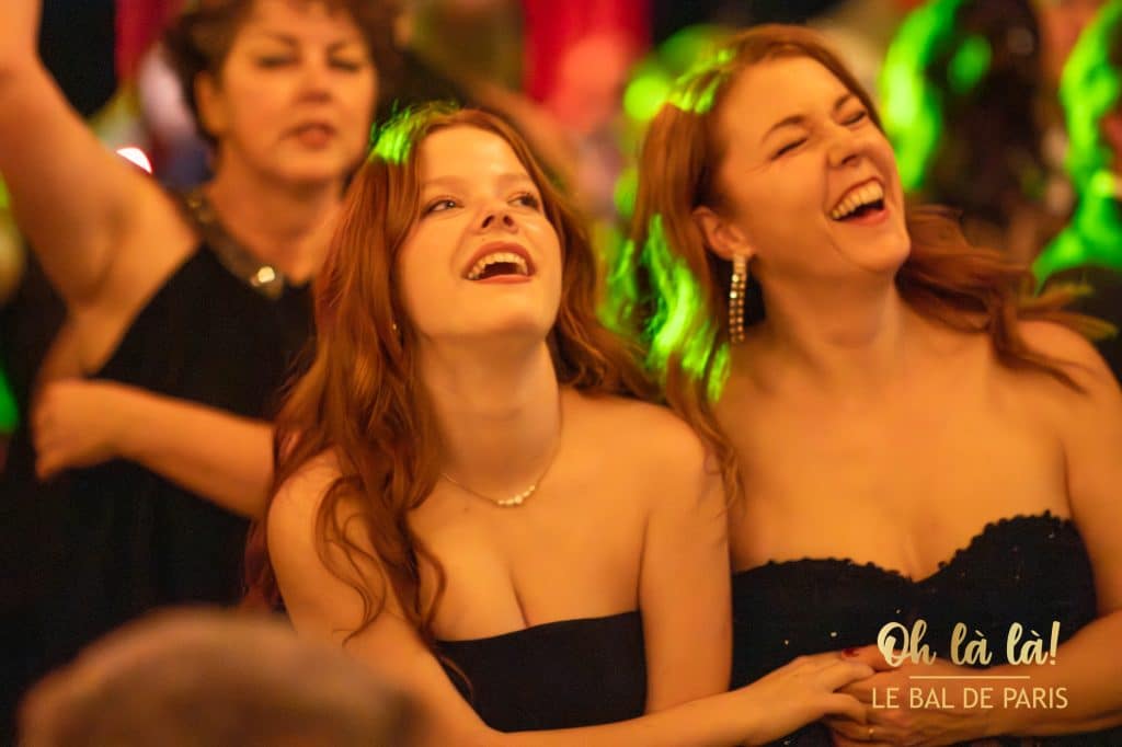 Lachende Frauen auf Party