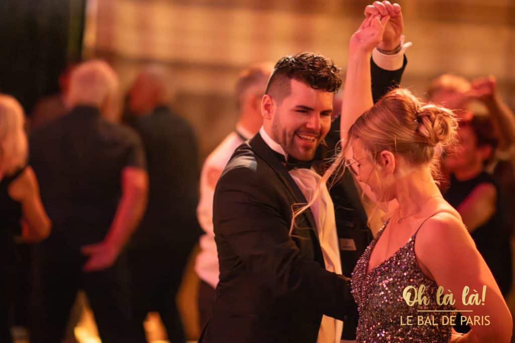 Tanzendes Paar im Ballsaal