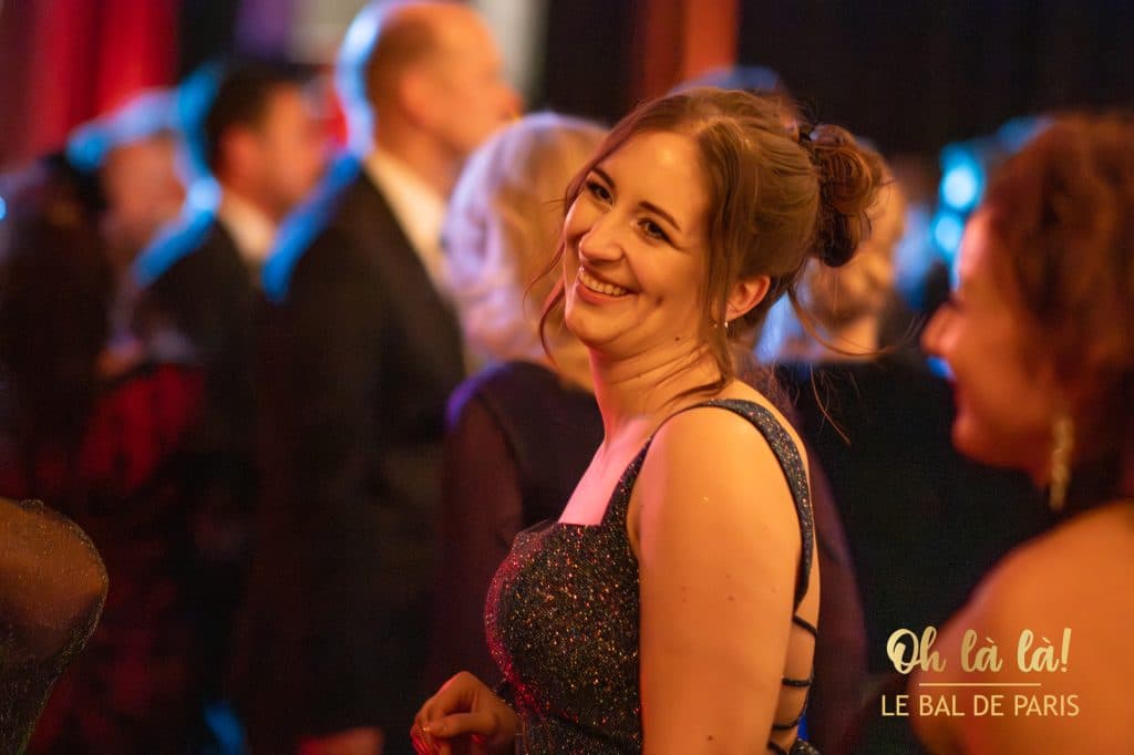 Lachende Frau bei Ball