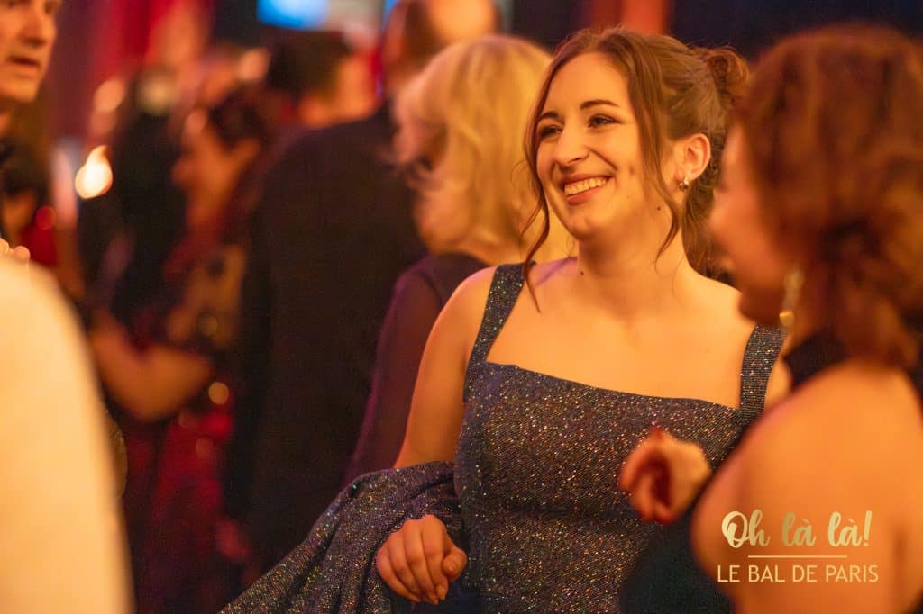Frau lacht auf Party