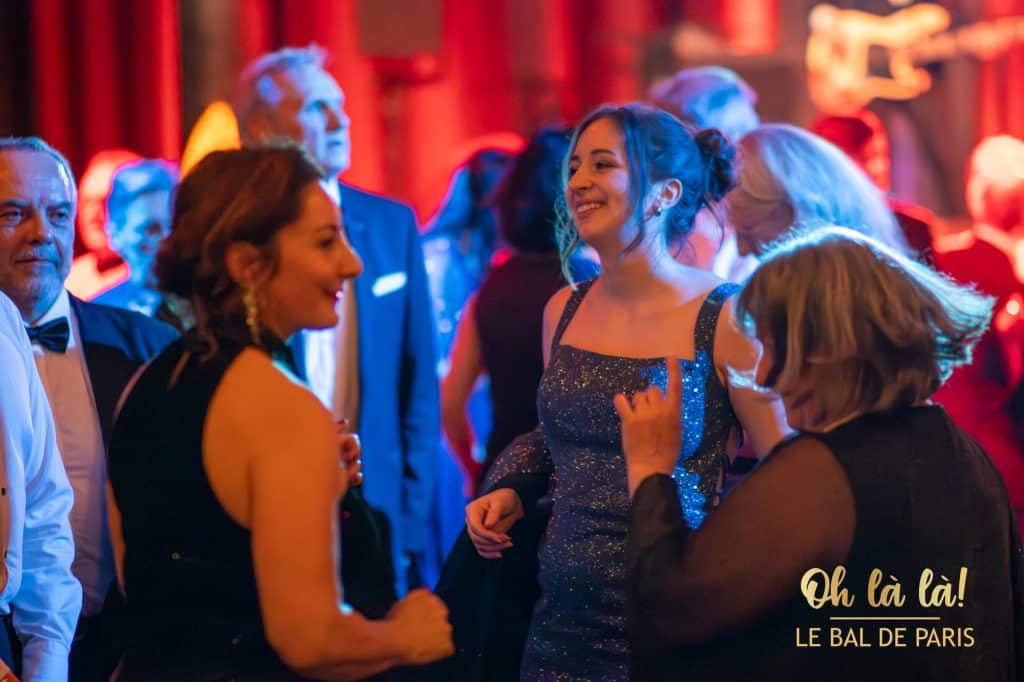 Menschen tanzen im Bal du Paris