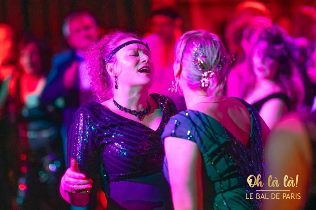 Frauen tanzen im Ballsaal
