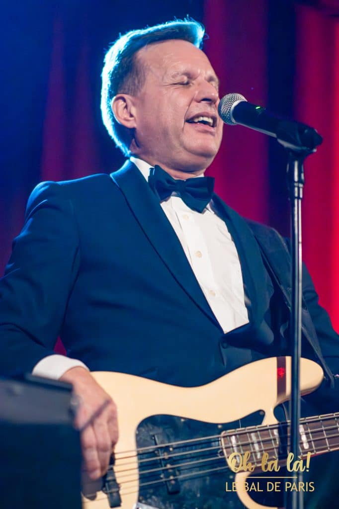 Sänger spielt E-Gitarre