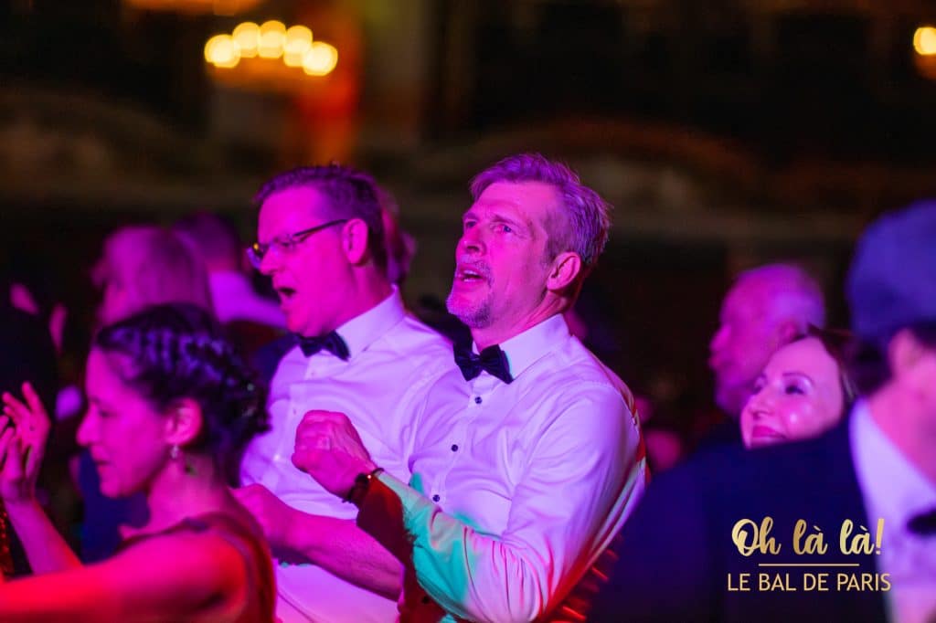 Gala-Besucher im Ballsaal