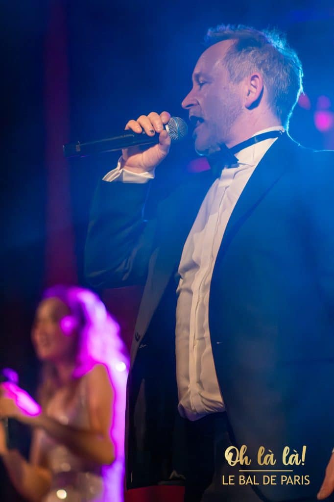 Sänger im Le Bal de Paris