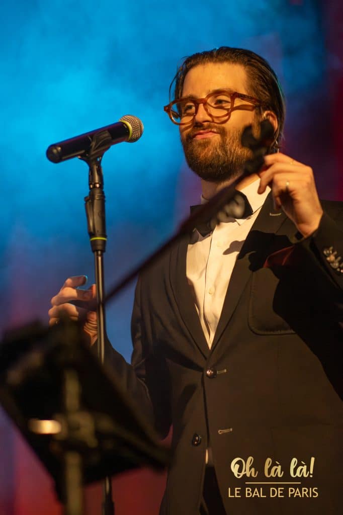 Sänger mit Mikrofon auf Bühne
